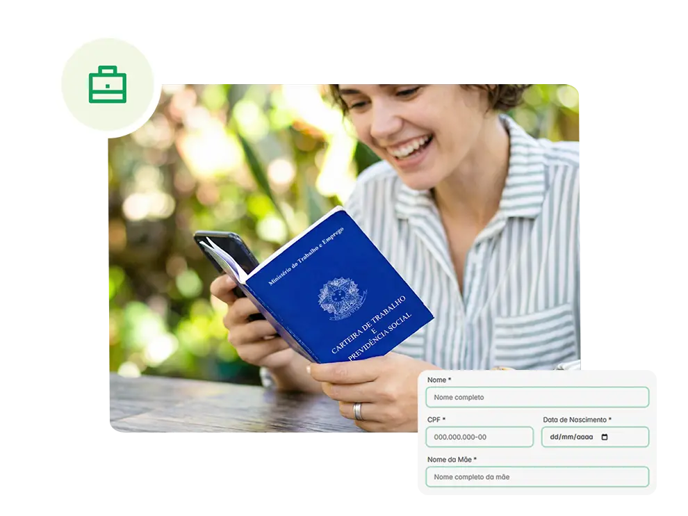 Mulher sorrindo usando notebook